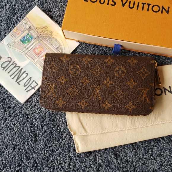 Louis Vuitton Monogram Zippy Wallet - Picture 2 of 13